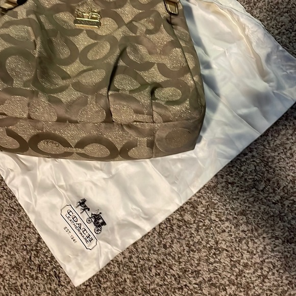 Coach - Boho Gold 3 pocket shoulder Bag. Dust bag not included - Picture 16 of 16